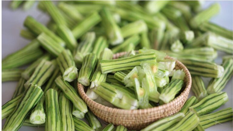 Moringa Benefits: चलती फिरती दवा है ये छोटी सी चीज, जानिए कैसे करता है 300 बीमारियों का इलाज