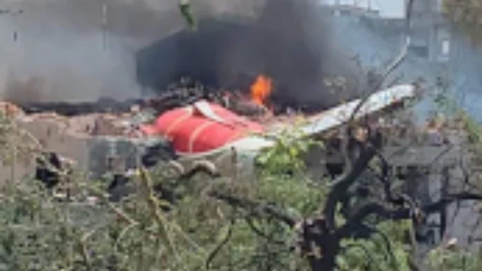 Ahmedabad Plane Crash: टेकऑफ के दो मिनट बाद ही क्रैश हुआ एयर इंडिया का विमान, 10 क्रू मेंबर समेत 242 यात्री थे सवार