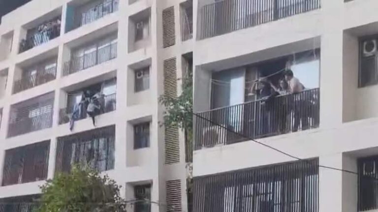 हॉस्‍टल में लगी भयंकर आग और जान बचाकर कूदते छात्र...अहमदाबाद प्लेन क्रैश का नया खौफनाक वीडियो आया सामने