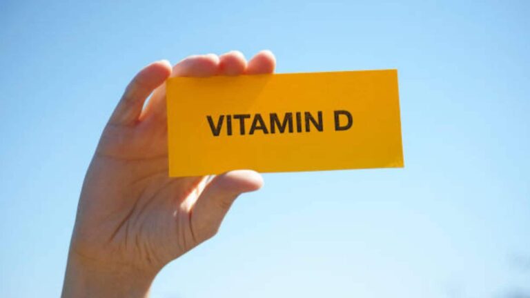 Vitamin D Deficiency: शरीर की इन परेशानियों को न करें नजरअंदाज,  हो सकती है विटामिन D की भारी कमी, जानिए कैसे पहचानें