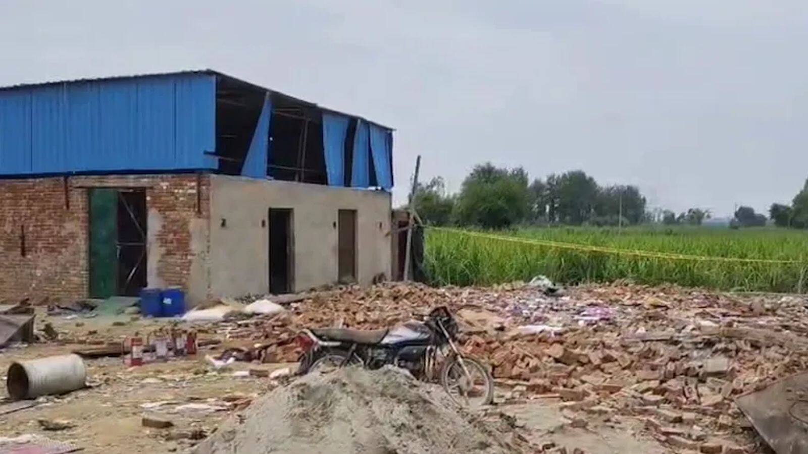 UP Explosion News: यूपी के अमरोहा में पटाखा फैक्‍ट्री में जोरदार धमाका! महिला समेत 6 मजदूरों की दर्दनाक मौत, कई घायल