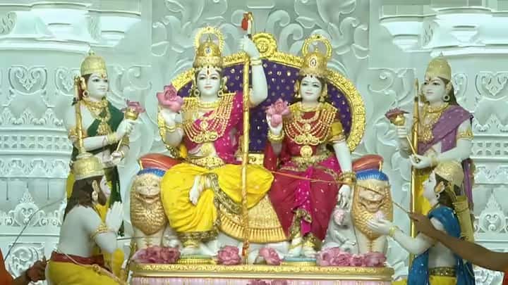 Ayodhya Ram Darbar: 11 हीरों से जड़ा मुकुट और सोने का धनुष-बाण...राम दरबार के लिए सूरत से अयोध्या पहुंचा चार्टर्ड प्लेन