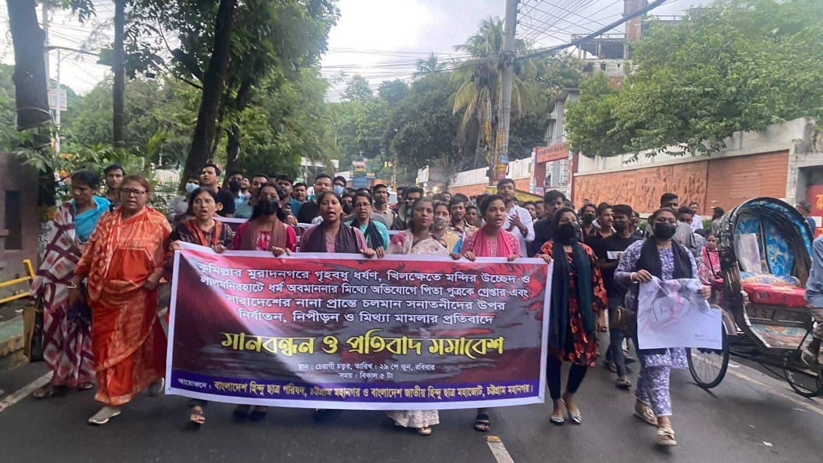 बांग्लादेश में नेता ने हिंदू महिला का किया रेप, वीडियो वायरल होने पर मचा बवाल, सड़कों पर उतरे लोग