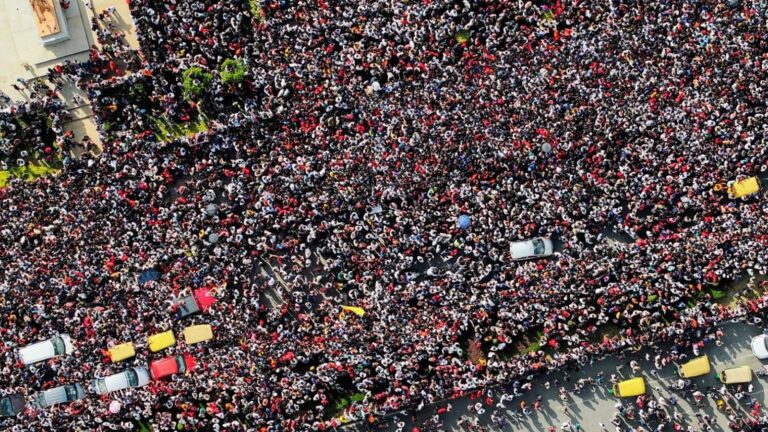 Bengaluru Stampede: 'डेस्क पर उसका लैपटॉप है पर वो नहीं है' ऑफिस से हाफ डे लेकर बिना पास के स्टेडियम गई इंजीनियर देवी, भगदड़ में हो गई मौत