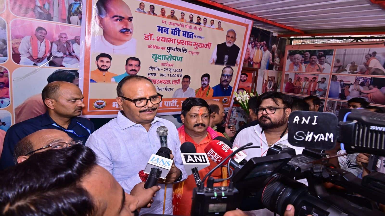 UP News: 'अब मुस्लिम किसी पार्टी का हुक्का नहीं भरेंगे, बराबरी का हक लेकर आगे बढ़ेंगे'; ब्रजेश पाठक का सपा पर हमला