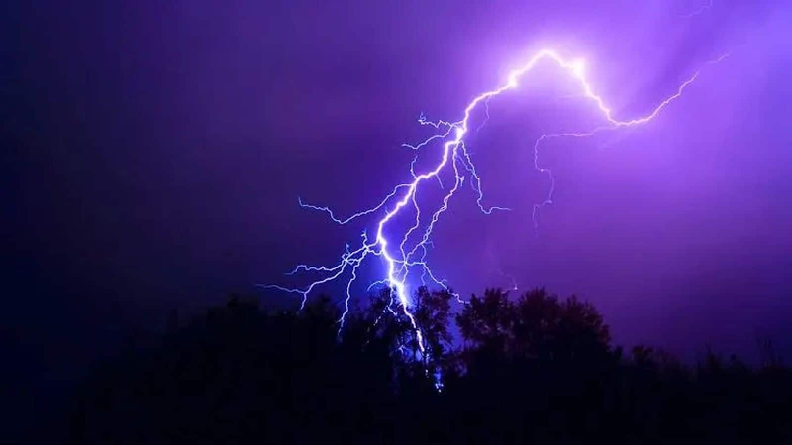 J&K Cloudburst: जम्मू-कश्मीर में आसमानी आफत! कुलगाम में बादल फटने से महिला की मौत