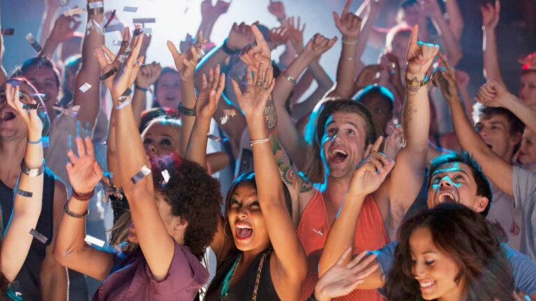 Coffee Rave: सुबह की धूप, लाउड म्यूजिक और थिरकते लोग...काफी अलग है ये पार्टी, जानें क्या है भारत में आया नया ट्रेंड 'कॉफी रेव'