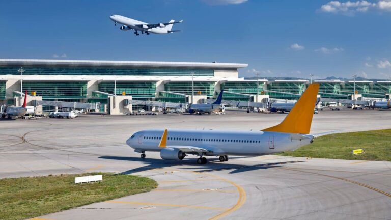 दिल्ली एयरपोर्ट पर 3 महीने कैंसिल रहेंगी 100 से ज्यादा फ्लाइट्स, इतने विमानों का बदलेगा टाइम, जानें क्या है वजह