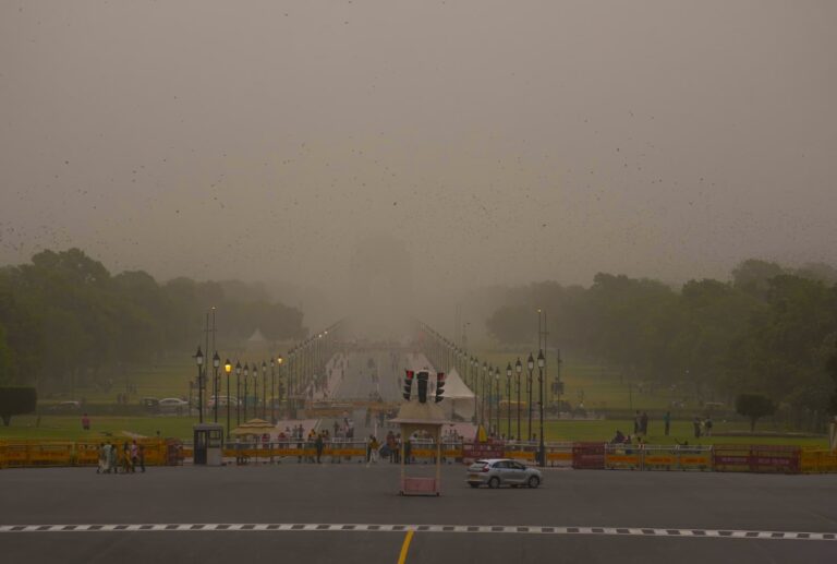 IMD Rain Alert: दिल्ली-NCR में अचानक बदला मौसम, धूल भरी आंधी के साथ कई इलाकों में तेज बारिश