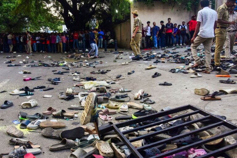 जो लौट के घर न आए... इन जूते-चप्पलों में किसी का बेटा चला गया, कोई अनाथ हो गया