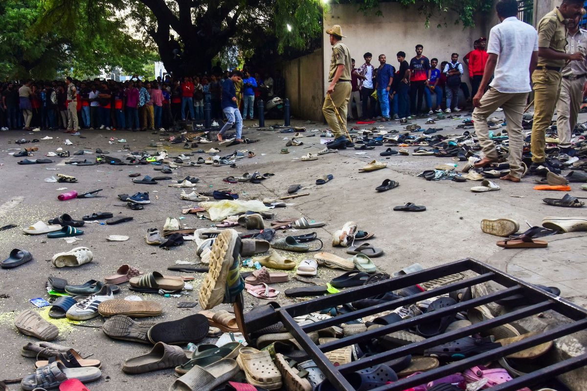 जो लौट के घर न आए... इन जूते-चप्पलों में किसी का बेटा चला गया, कोई अनाथ हो गया