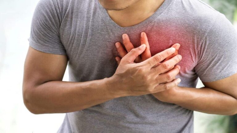Heart Attack: इन 8 लक्षणों को नजरअंदाज किया तो दिल कब धोखा दे देगा, पता भी नहीं चलेगा