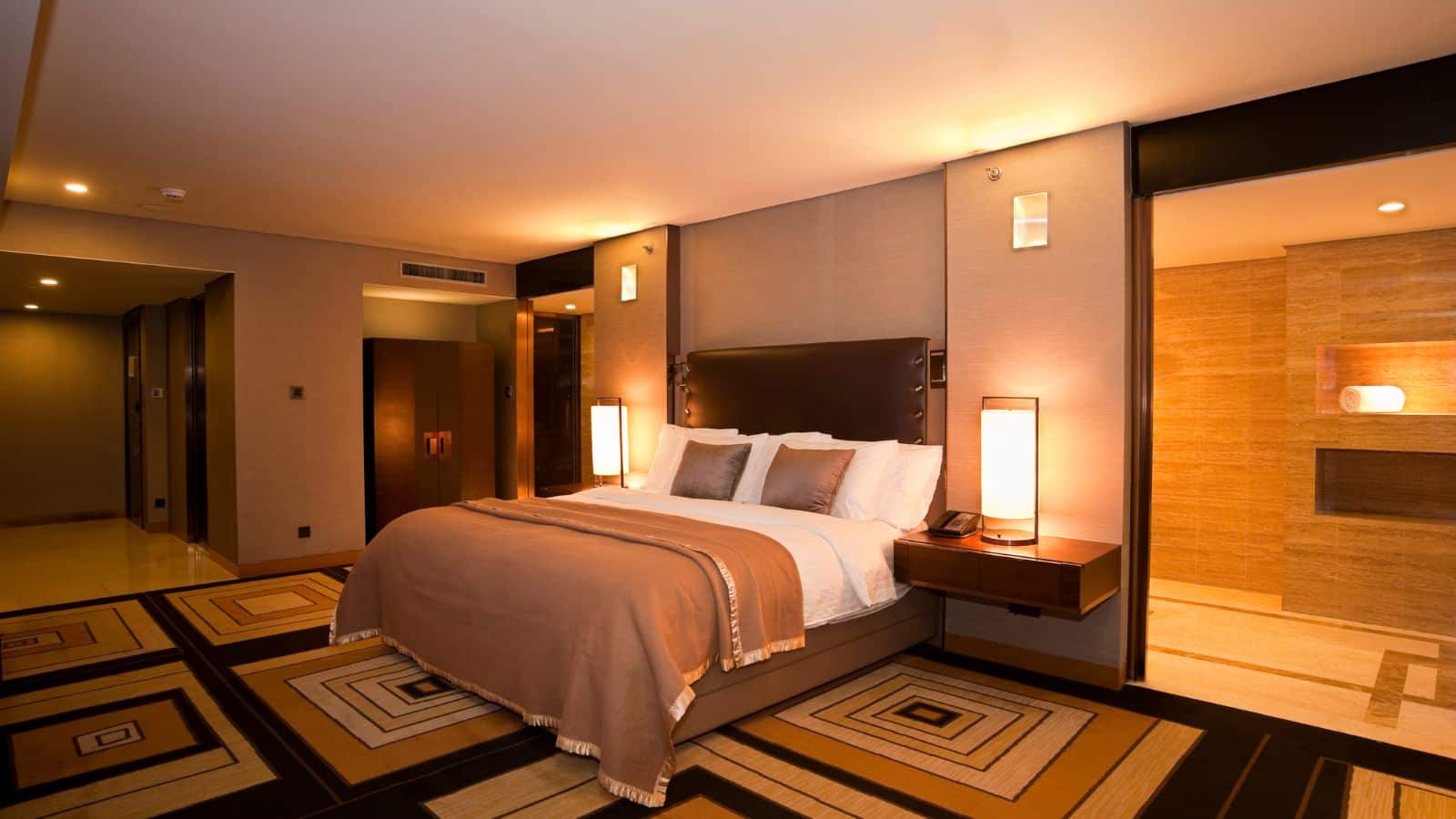 होटल के कमरे में नहीं दिखती घड़ी? वजह जानकर आप भी सोच में पड़ जाएंगे