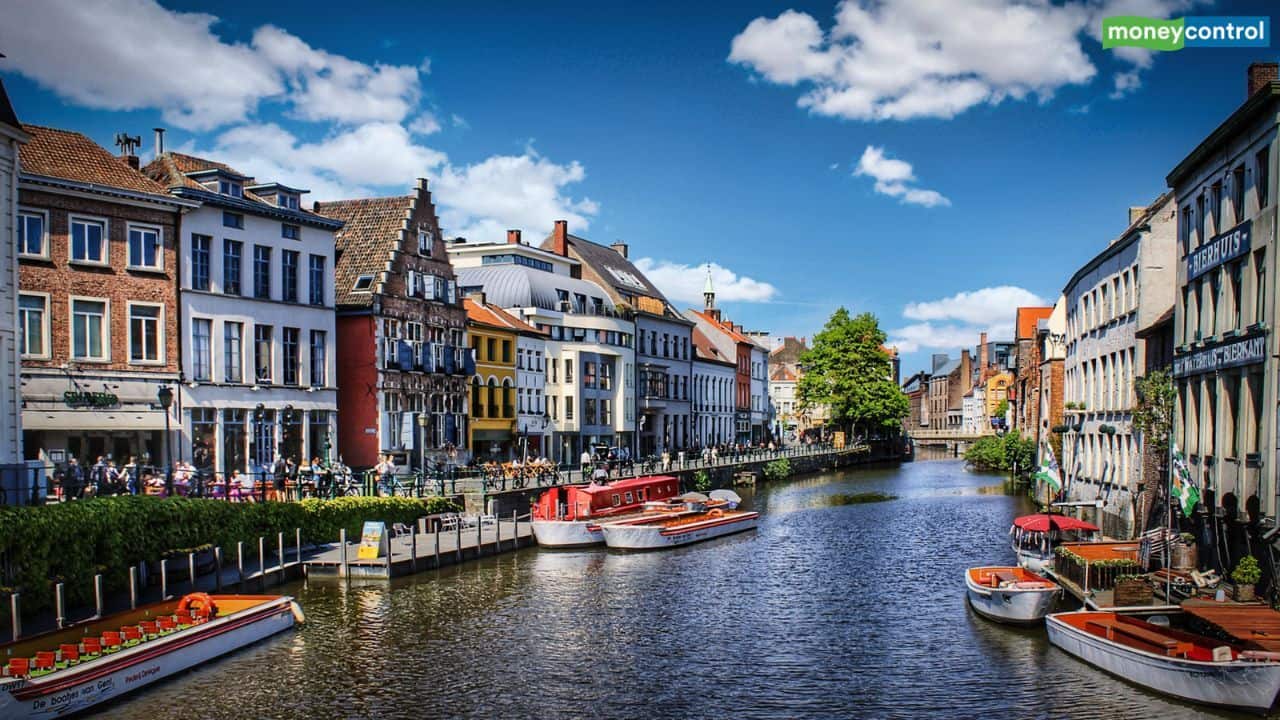 यूरोप घूमने का था प्लान लेकिन वीजा हो गया कैंसिल? ये इंश्योरेंस बचाएगा होटल, फ्लाइट का नुकसान