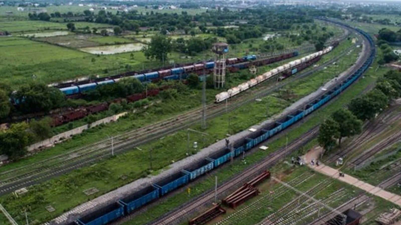 OMG! इतनी लंबी ट्रेन देखी है कभी? डिब्बे खत्म नहीं होंगे, छह इंजन की ताकत भी पड़ जाती है कम