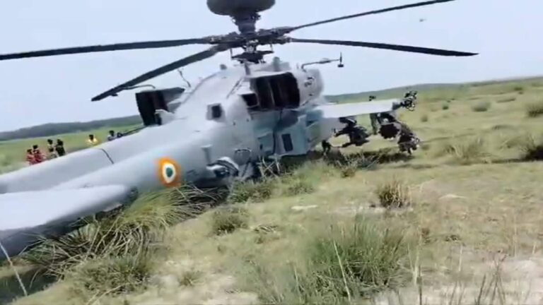 VIDEO: अचानक सहारनपुर के खेतों में उतरा सेना का लड़ाकू हेलीकॉप्टर, ये रही वजह