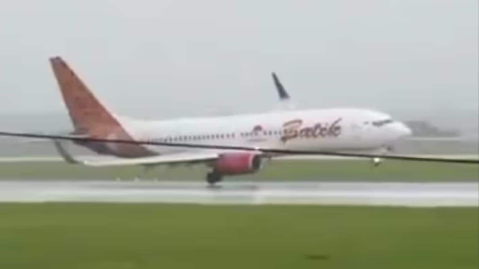 इंडोनेशिया में टला बड़ा हादसा! खराब मौसम के बीच लैंडिंग के दौरान कांपता हुआ दिखा विमान, देखिए वीडियो