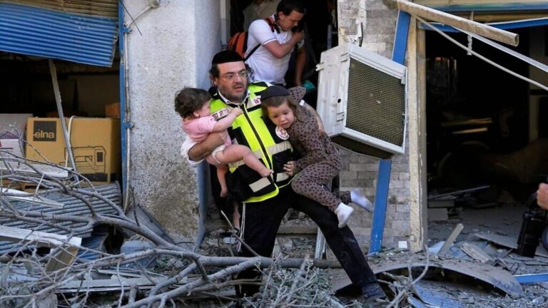 Iran-Israel War: अमेरिकी हवाई हमले से बौखलाया ईरान! इजरायल पर दागीं 30 से अधिक बैलिस्टिक मिसाइलें, तेल अवीव में दिखा मलबे का ढेर