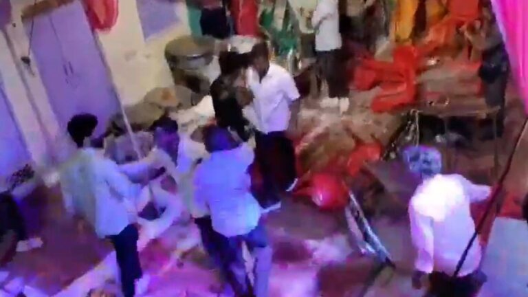 Viral Video: झांसी में शादी में कूलर की हवा को लेकर घराती और बरातियों में जमकर चलीं कुर्सियां और बर्तन