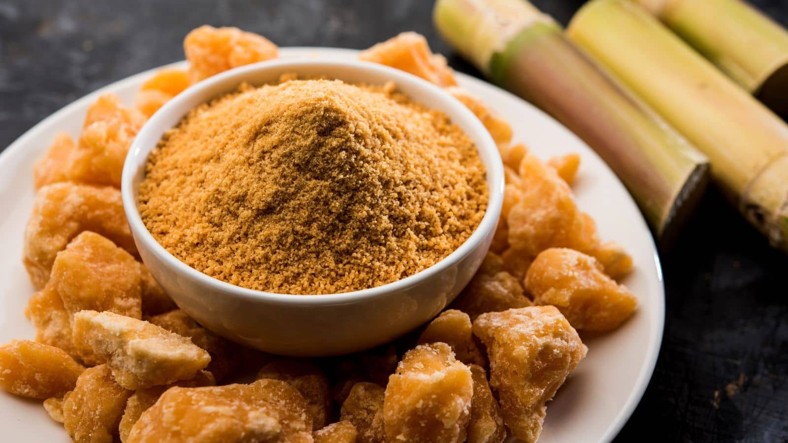 Jaggery: गर्मियों में भी ताकतवर बनाए रखेगा गुड़, जानें 7 जबरदस्त फायदे और सही तरीका