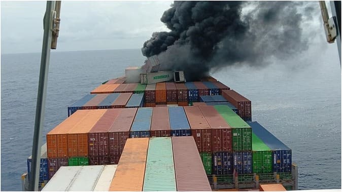 Kerala: केरल तट के पास बड़ा हादसा, कंटेनर से लदे जहाज में हुआ धमाका, चार लोग लापता