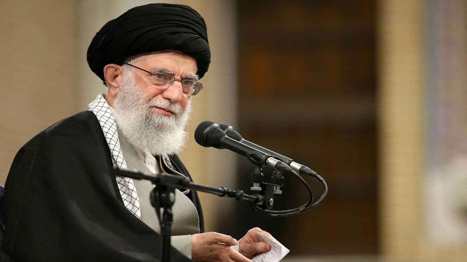 Khamenei Poster Row: यूपी के उन्नाव में ईरानी सुप्रीम लीडर अली खामेनेई का पोस्टर लगाने पर बवाल! पुलिस ने उतरवाया, मुस्लिम संगठनों ने जताई नाराजगी