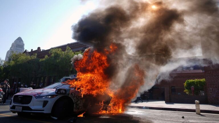 Los Angeles Protest: अमेरिका के लॉस एंजिल्स में दंगे जैसे हालात, दर्जनों गाड़ियों को किया आग के हवाले, ट्रंप ने तैनात किए 2000 नेशनल गार्ड्स