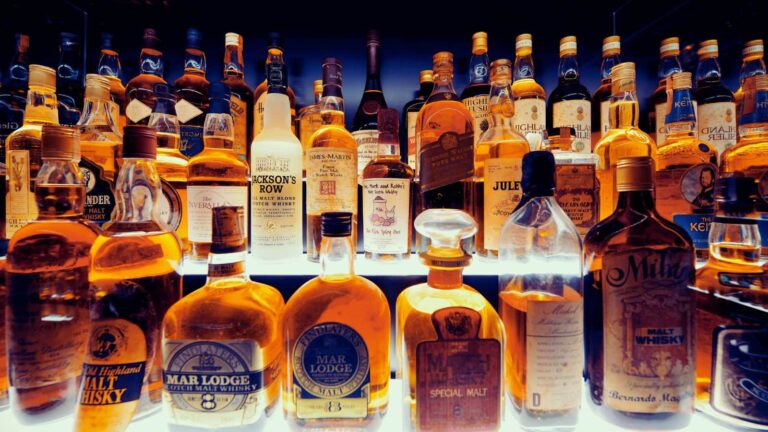 Liquor prices hike : महाराष्ट्र में शराब पर एक्साइज ड्यूटी बढ़ी, यूनाइडेट स्पिरिट्स 6% टूटा, GM ब्रुअरीज को लगे पंख