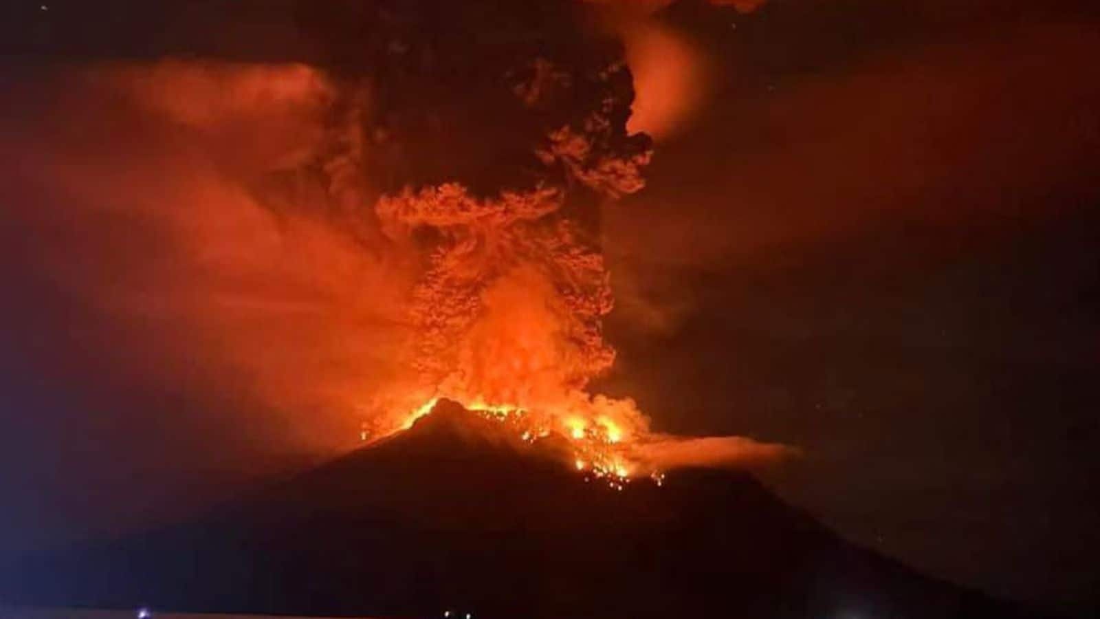 इंडोनेशिया में ज्वालामुखी विस्फोट से कई किलोमीटर तक उठा राख और धुएं का गुबार, बाली की दर्जनों उड़ानें रद्द