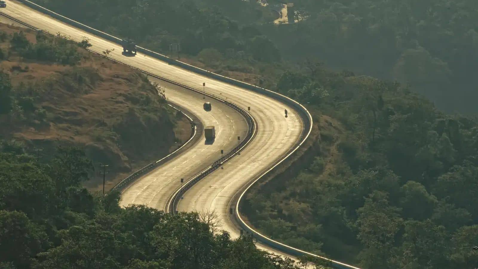 Mumbai-Pune Expressway: अब 10 लेन का होगा मुंबई-पुणे एक्सप्रेसवे, 1 लाख से अधिक वीकेंड यात्रियों को होगा फायदा