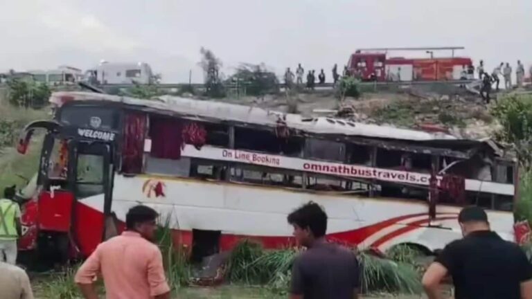 UP Accident: लखनऊ-आगरा एक्सप्रेसवे पर भीषण हादसा! दिल्ली जा रही बस खाई में गिरी, 2 यात्रियों की मौत, 50 घायल