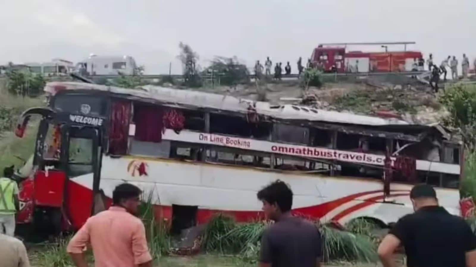 UP Accident: लखनऊ-आगरा एक्सप्रेसवे पर भीषण हादसा! दिल्ली जा रही बस खाई में गिरी, 2 यात्रियों की मौत, 50 घायल