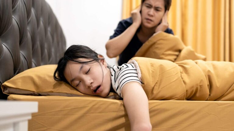 Sleeping With Open Mouth: मुंह से सांस लेना रात की नींद ही नहीं, दिल और दिमाग को भी कर सकता है बीमार, जानिए कैसे