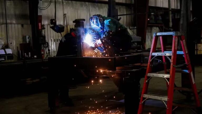 India May PMI Data : मई में मैन्यूफैक्चरिंग PMI तीन महीने के निचले स्तर 57.6 पर आई