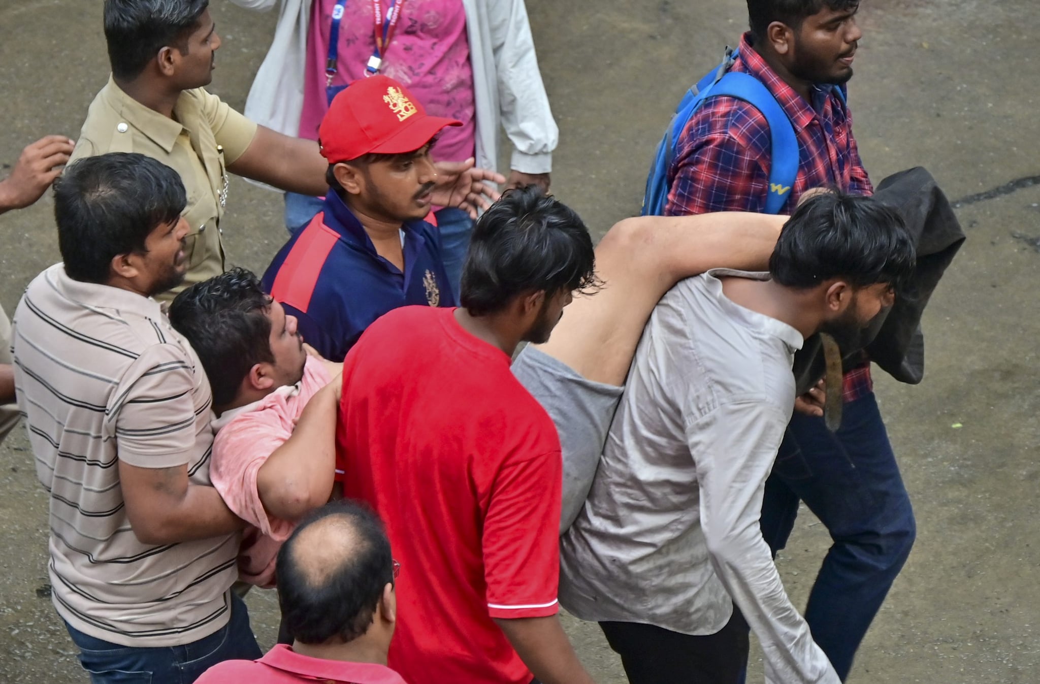 बुरी तरह फंस सकती है आरसीबी, फैंस को मुफ्त पास का लालच देकर बुलाया