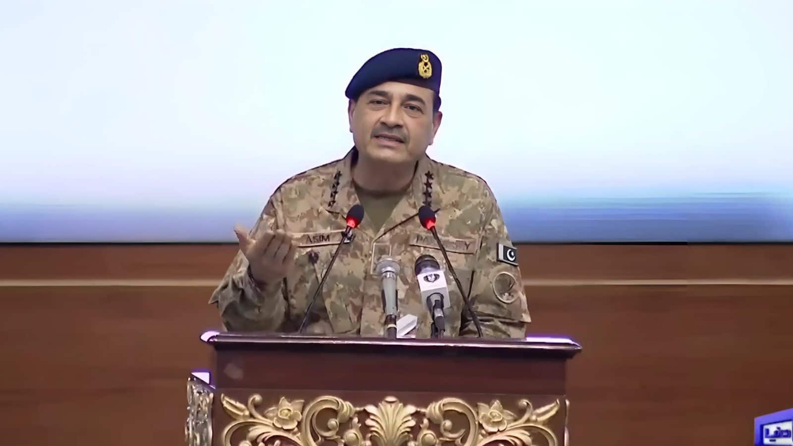 आगे कुआं और पीछे खाई...अमेरिका में ऐसी हो गई आसिम मुनीर की हालत, पाक सेना ने साधी चुप्पी