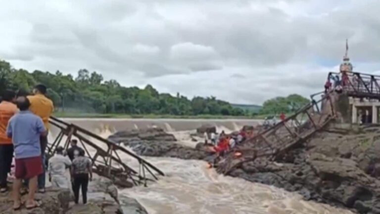 Pune Bridge Collapses: पुणे में बड़ा हादसा, इंद्रायणी नदी पर बना पुल टूटा, 20 से 25 लोग नदी में बहे