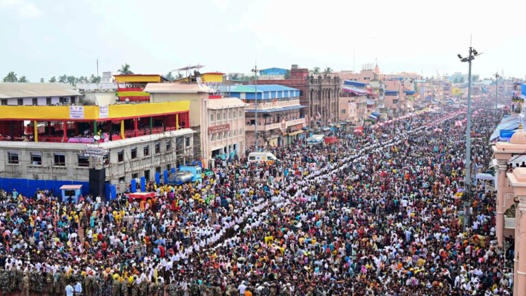 रथ यात्रा के दौरान भगदड़ पर ओडिशा सरकार का बड़ा एक्शन, इन अधिकारियों पर हुई कार्रवाई, CM माझी ने मांगी माफी