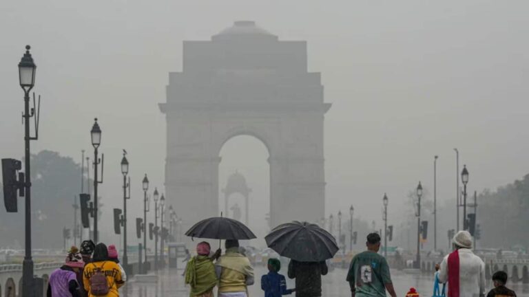 Rain Alert: दिल्ली-NCR में आज तेज हवाओं के साथ बारिश की चेतावनी, पूर्वोत्तर राज्यों में बरसात से 30 लोगों की मौत, जानें बड़ी बातें