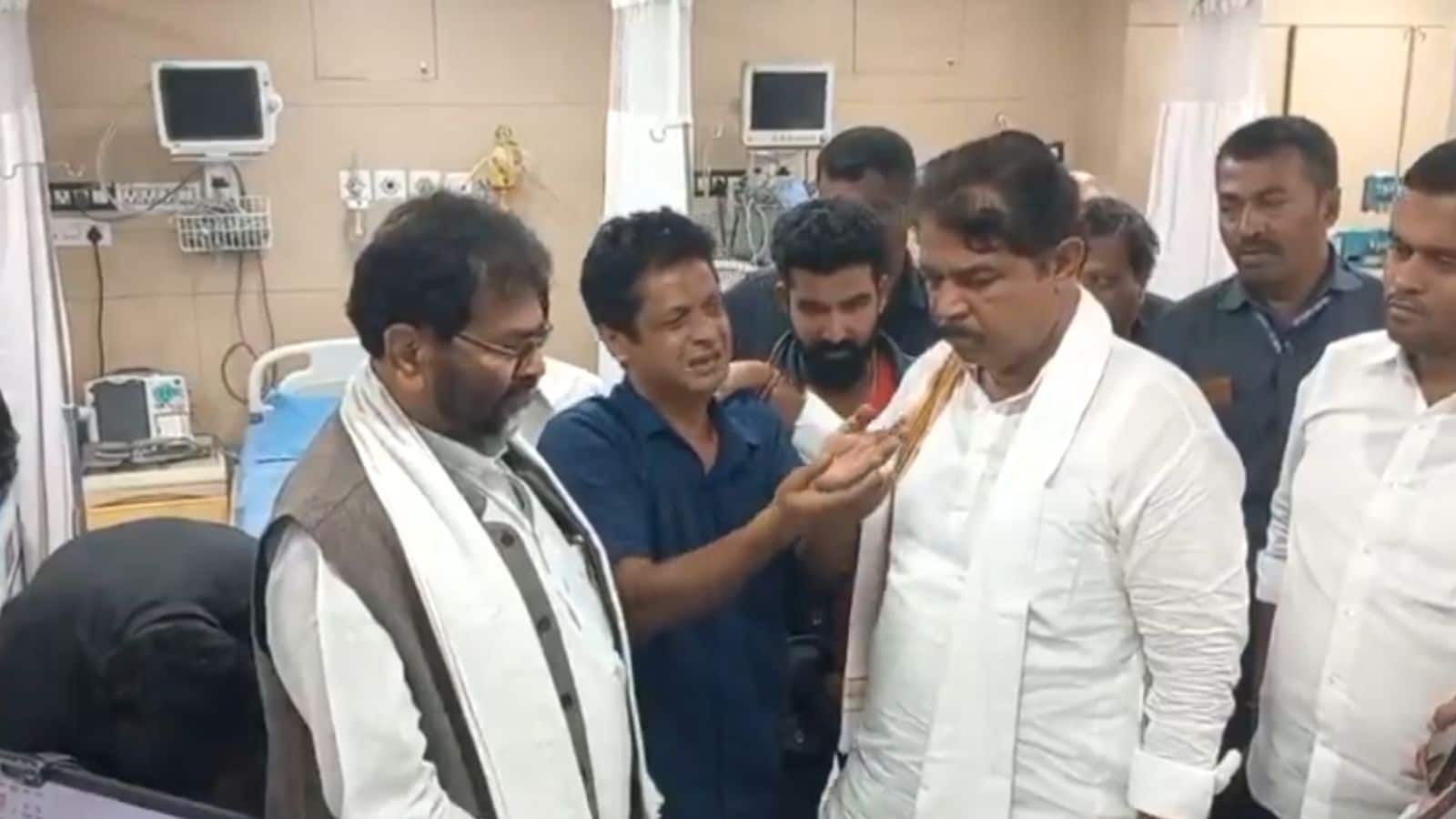 Bengaluru: 'उसके शव को टुकड़ों में मत काटो' भगदड़ में मारे गए इकलौते बेटे का पोस्टमार्टम नहीं करने की गुहार लगाता रोत-बिलखता पिता