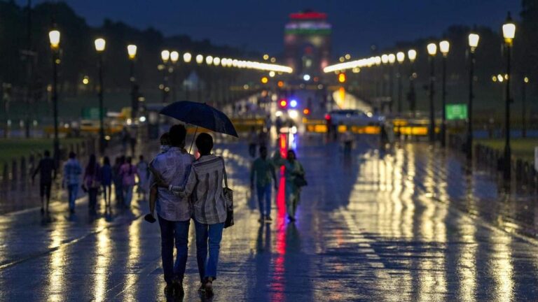 Heavy Rain Alert: दिल्ली-NCR और मुंबई समेत इन शहरों में होगी भारी बारिश! IMD ने जारी किया रेड अलर्ट, यूपी-राजस्थान में ओलावृष्टि की चेतावनी