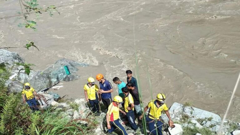 Rudraprayag Accident: उत्तराखंड के रूद्रप्रयाग में बड़ा हादसा! 18 यात्रियों से भरी बस अलकनंदा नदी में बही, 1 यात्री की मौत, 7 घायल