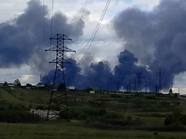 Ukraine Attack Russia: यूक्रेन ने रूस पर किया बड़ा हमला, रूसी एयरबेस में मचा हड़कंप, आर्मी के कई विमान तबाह