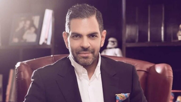 मधुमक्खी निगलने के कारण हुआ हार्ट अटैक! करिश्मा कपूर के पूर्व पति संजय कपूर के करीबी ने किया बड़ा खुलासा