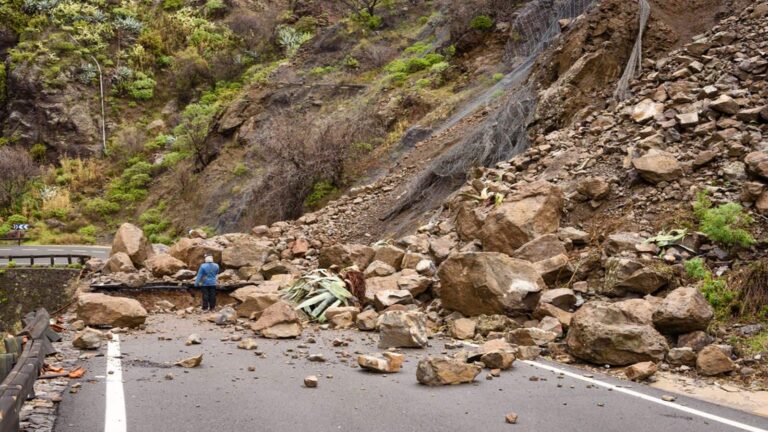 Sikkim Rain-Landslides: सिक्किम में भारी बारिश का कहर! सेना के कैंप पर भूस्खलन से 3 की मौत, 6 सुरक्षाकर्मी लापता, 100 पर्यटकों को बचाया गया