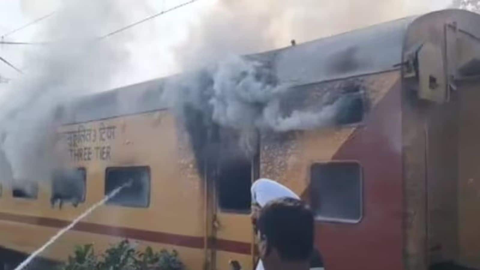 Pune-Daund Train Fire: पुणे में एक और बड़ा हादसा! बीड़ी पीने से ट्रेन के टॉयलेट में लगी आग, यात्रियों में मची अफरा तफरी