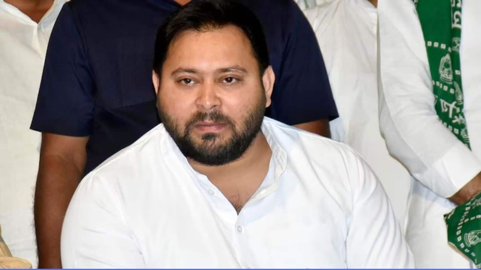 Tejashwi Yadav: बाल-बाल बचे तेजस्वी यादव! पटना में भाषण के दौरान मंच पर गिरा ड्रोन, Video