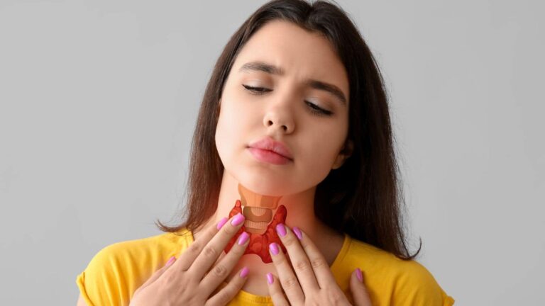 Thyroid: अगर सुबह पेट साफ नहीं होता तो हो जाएं अलर्ट! ये थायराइड की गड़बड़ी का हो सकता है पहला संकेत