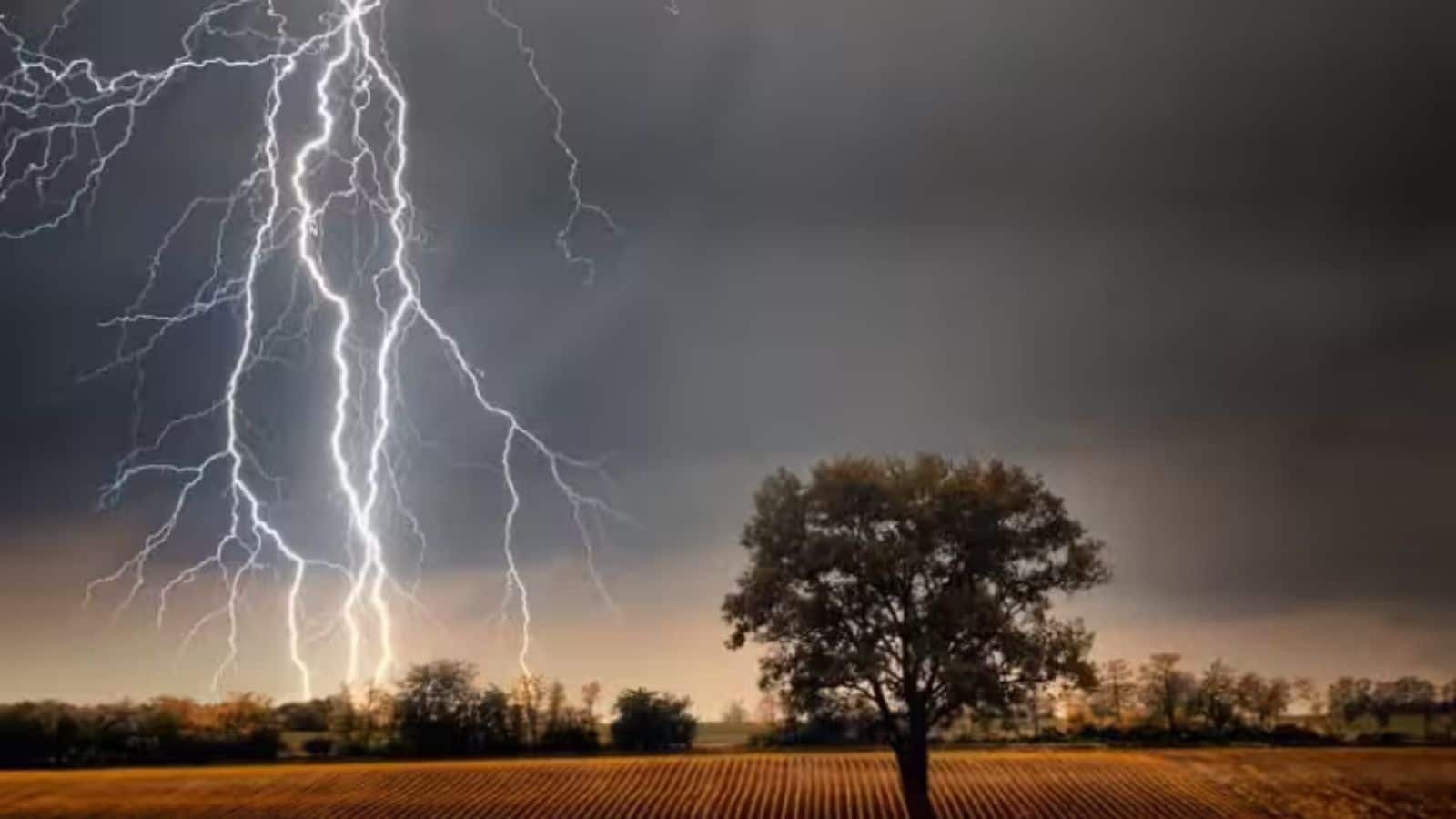 जहां रहना है मौत को दावत देना! साल में 500 बार गिरती है बिजली, जानिए वज्रमरा गांव की खौफनाक सच्चाई