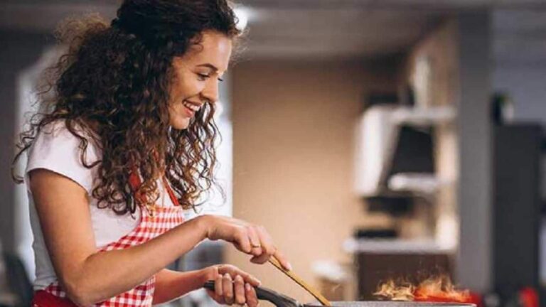 kitchen hacks: अब खाना पकाना नहीं लगेगा बोझ, ये 10 टिप्स बदल देंगे रसोई का अनुभव